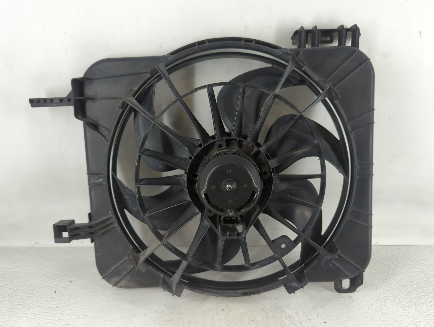 2004-2005 Chevrolet Cavalier Left Radiator Fan Motor Assembly - Oemusedautoparts1.com