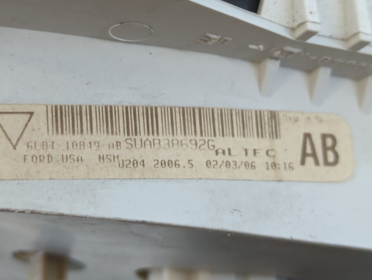 2006-2007 Ford Escape Instrument Cluster Speedometer Gauges P/N:6LBI 10B49 AB Fits Fits 2006 2007 OEM Used Auto Parts - Oemusedautoparts1.com