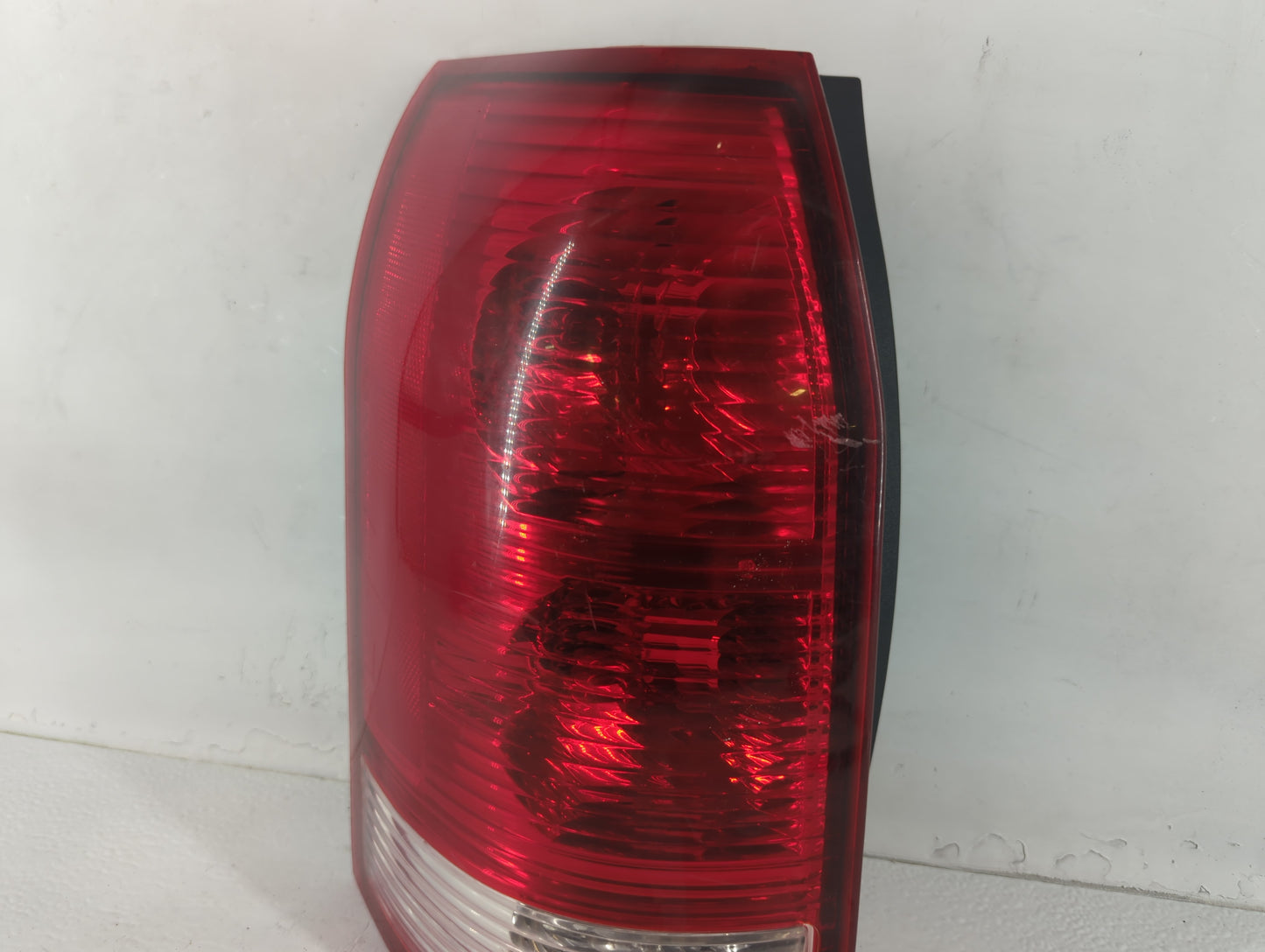 2002-2003 Saturn Vue Tail Light Assembly Driver Left OEM P/N:2005RG9710 Fits Fits 2002 2003 OEM Used Auto Parts - Oemusedautoparts1.com