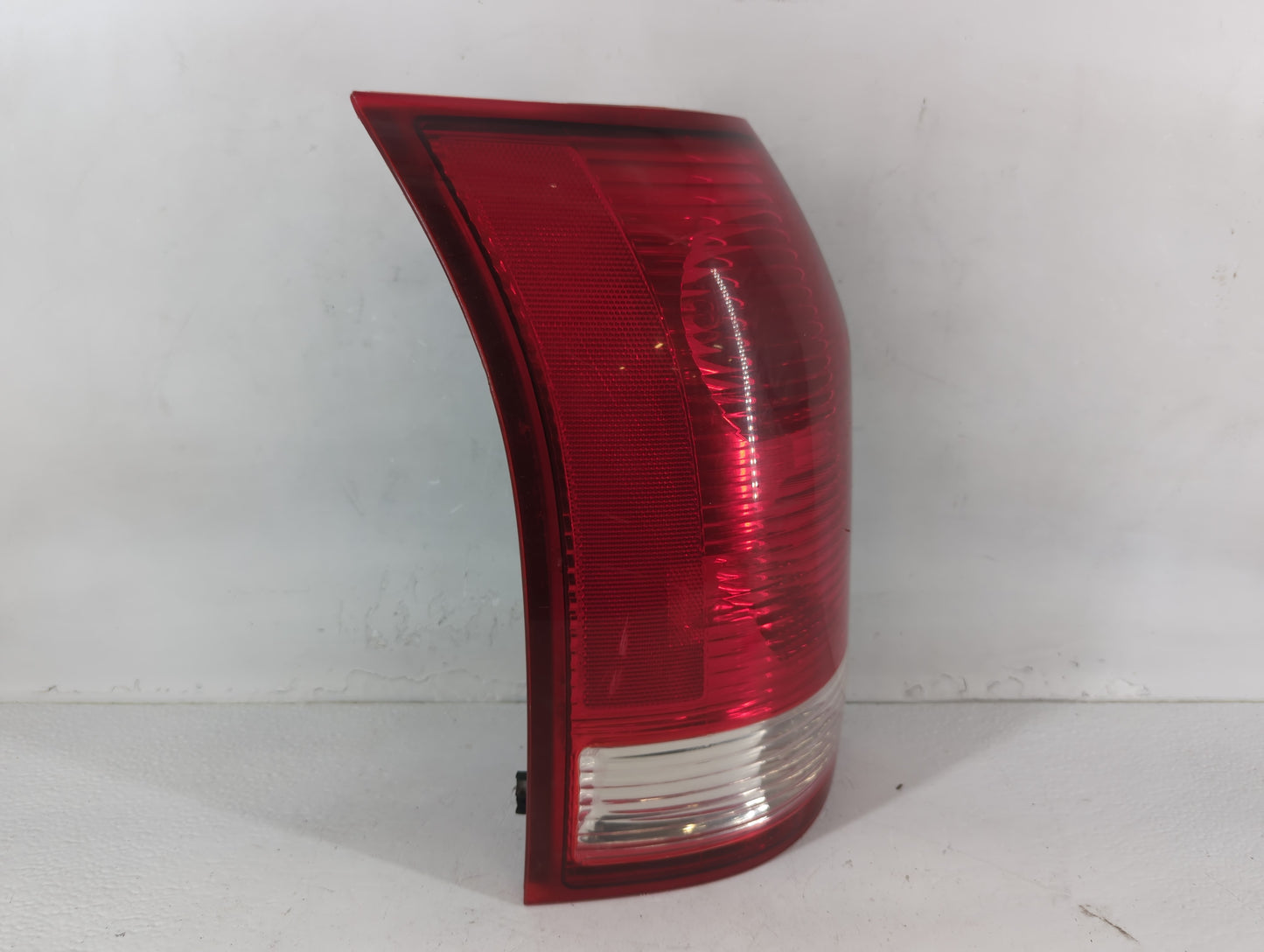 2002-2003 Saturn Vue Tail Light Assembly Driver Left OEM P/N:2005RG9710 Fits Fits 2002 2003 OEM Used Auto Parts - Oemusedautoparts1.com