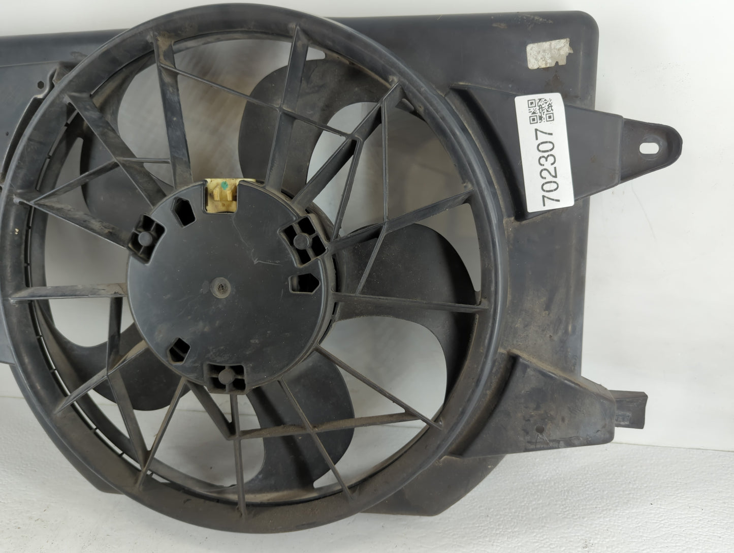 2002-2003 Saturn Vue Left Radiator Fan Motor Assembly - Oemusedautoparts1.com