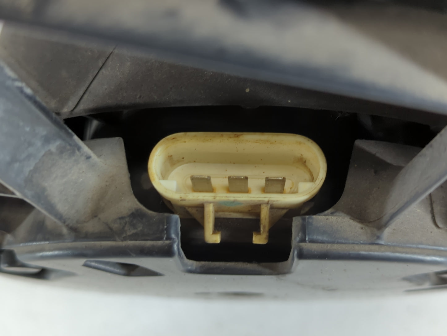 2002-2003 Saturn Vue Left Radiator Fan Motor Assembly - Oemusedautoparts1.com