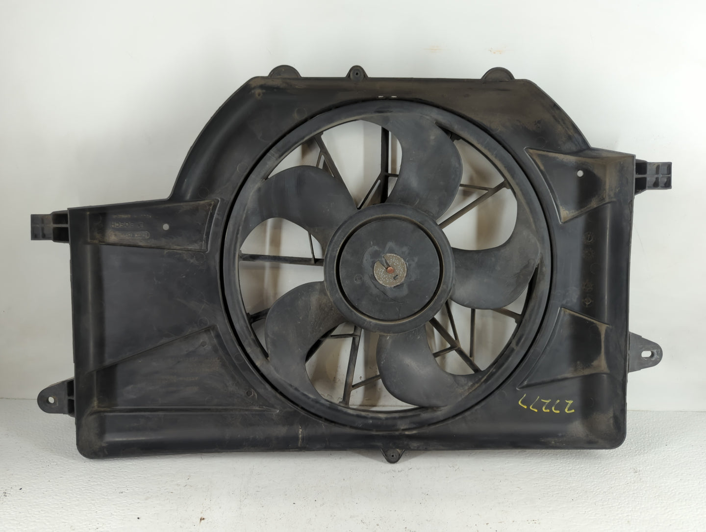 2002-2003 Saturn Vue Left Radiator Fan Motor Assembly - Oemusedautoparts1.com