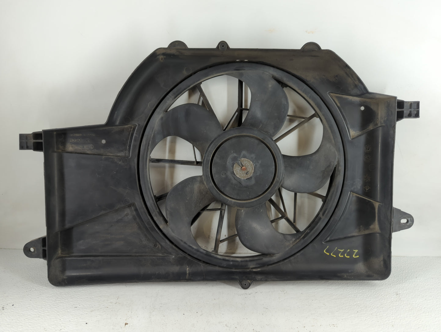 2002-2003 Saturn Vue Left Radiator Fan Motor Assembly - Oemusedautoparts1.com