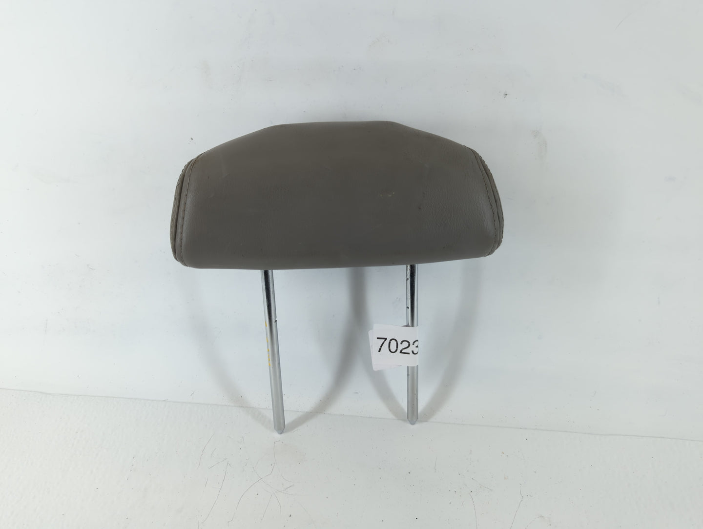 2002-2007 Saturn Vue Headrest Head Rest Rear Seat Fits Fits 2002 2003 2004 2005 2006 2007 OEM Used Auto Parts - Oemusedautoparts1.com