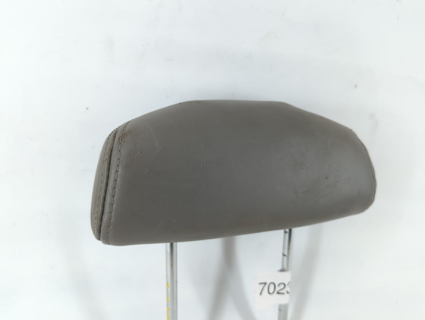 2002-2007 Saturn Vue Headrest Head Rest Rear Seat Fits Fits 2002 2003 2004 2005 2006 2007 OEM Used Auto Parts - Oemusedautoparts1.com