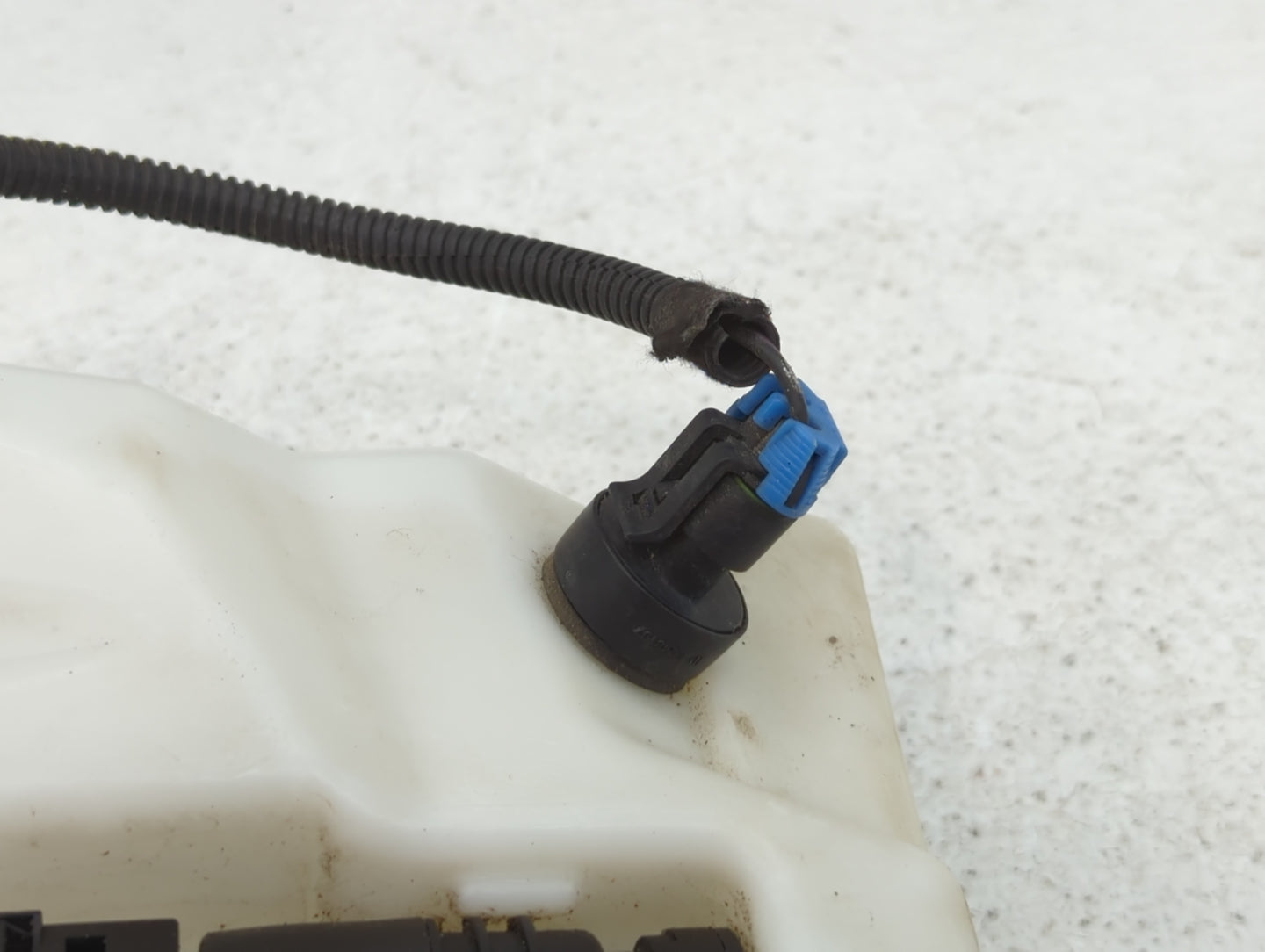 2011-2017 Buick Regal Windshield Washer Fluid Reservoir Bottle Oem - Oemusedautoparts1.com