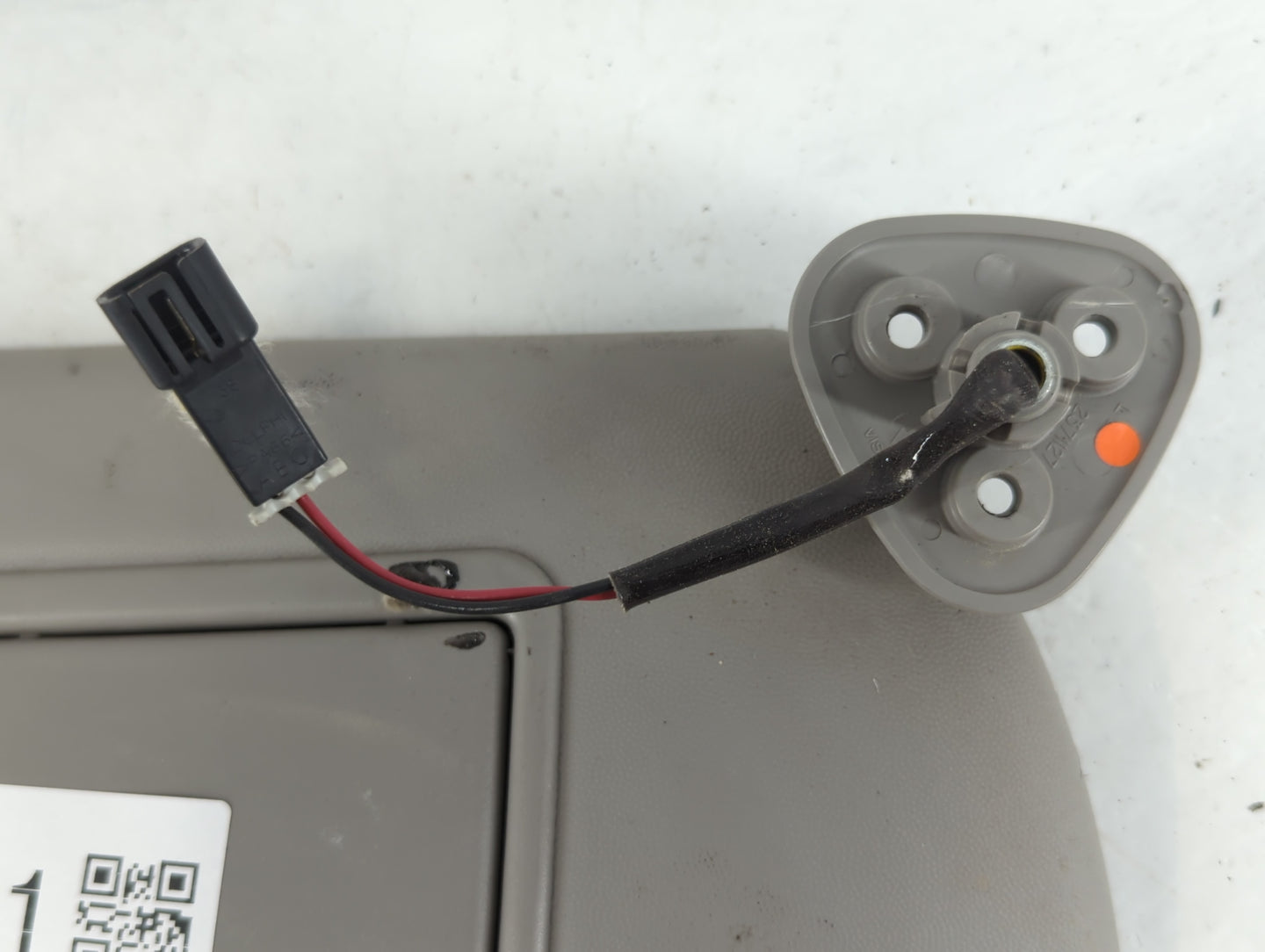 2004-2009 Cadillac Srx Sun Visor Shade Replacement Passenger Right Mirror Fits Fits 2004 2005 2006 2007 2008 2009 OEM Used Auto Parts - Oemusedautoparts1.com