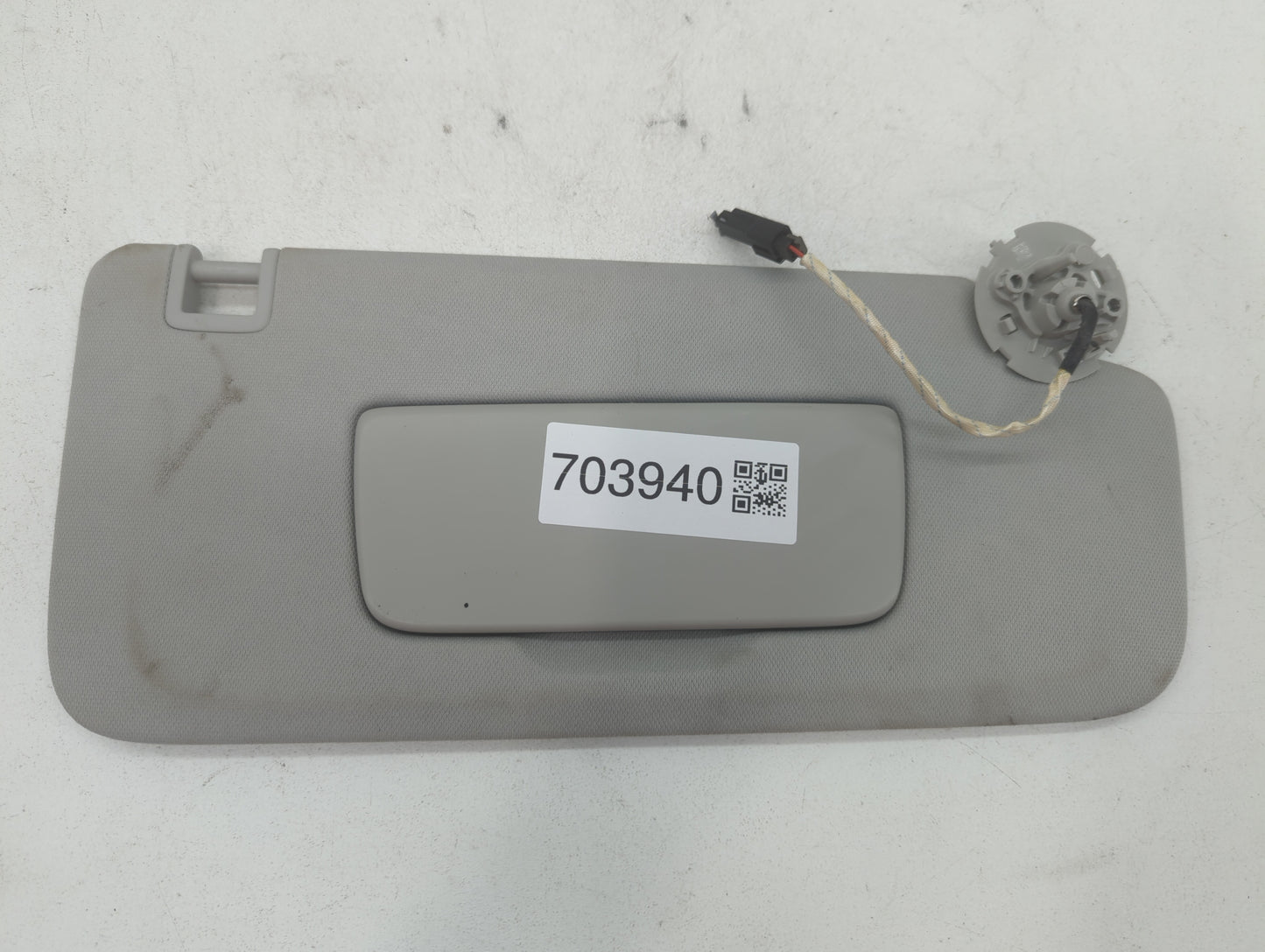 2018-2022 Chevrolet Traverse Sun Visor Shade Replacement Passenger Right Mirror Fits Fits 2018 2019 2020 2021 2022 OEM Used Auto Parts - Oemusedautoparts1.com