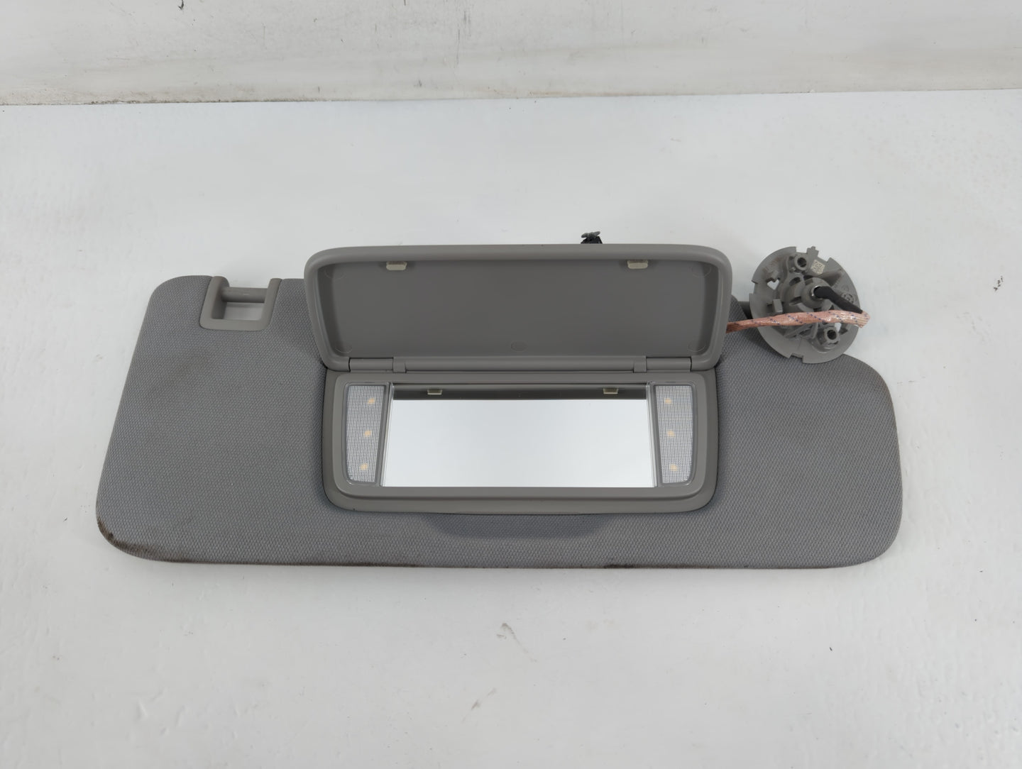2018-2019 Chevrolet Equinox Sun Visor Shade Replacement Passenger Right Mirror Fits Fits 2018 2019 OEM Used Auto Parts - Oemusedautoparts1.com