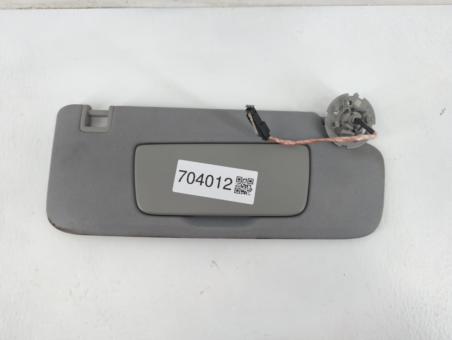 2018-2019 Chevrolet Equinox Sun Visor Shade Replacement Passenger Right Mirror Fits Fits 2018 2019 OEM Used Auto Parts - Oemusedautoparts1.com