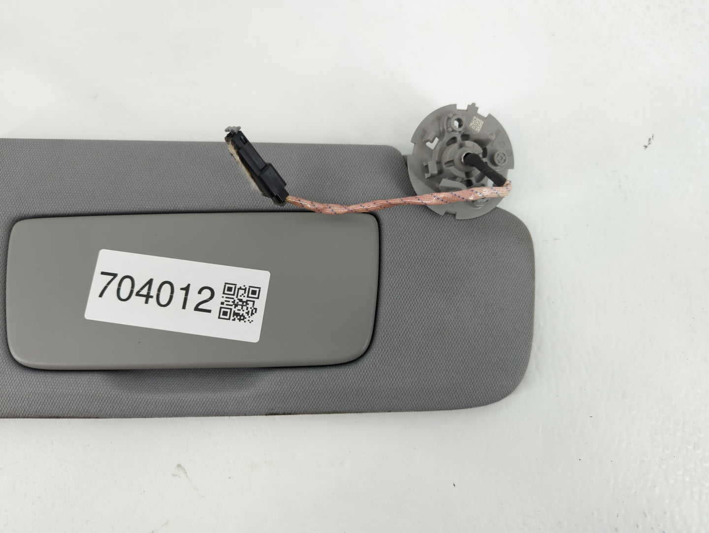 2018-2019 Chevrolet Equinox Sun Visor Shade Replacement Passenger Right Mirror Fits Fits 2018 2019 OEM Used Auto Parts - Oemusedautoparts1.com