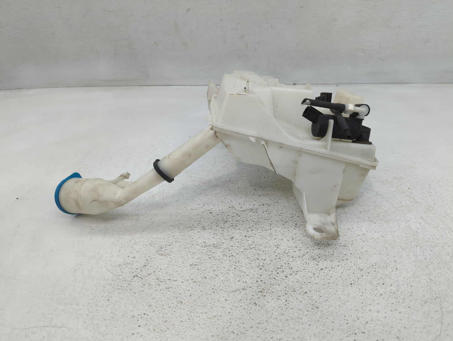 2012-2018 Ford Focus Windshield Washer Fluid Reservoir Bottle Oem - Oemusedautoparts1.com