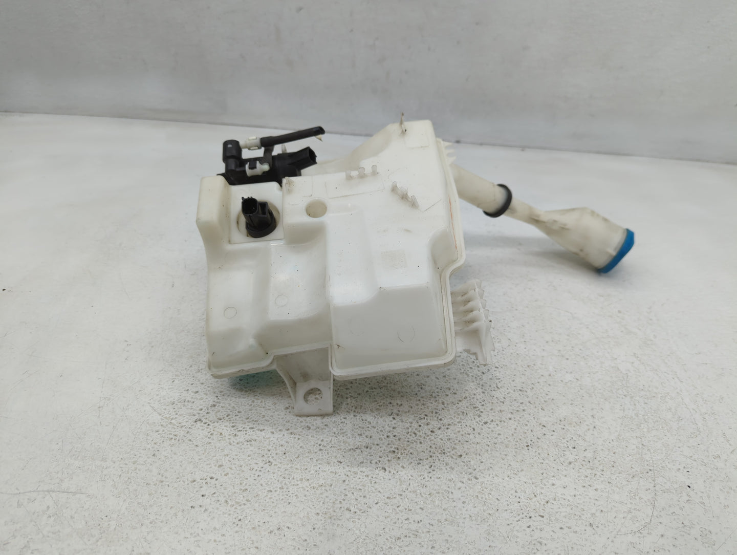 2012-2018 Ford Focus Windshield Washer Fluid Reservoir Bottle Oem - Oemusedautoparts1.com