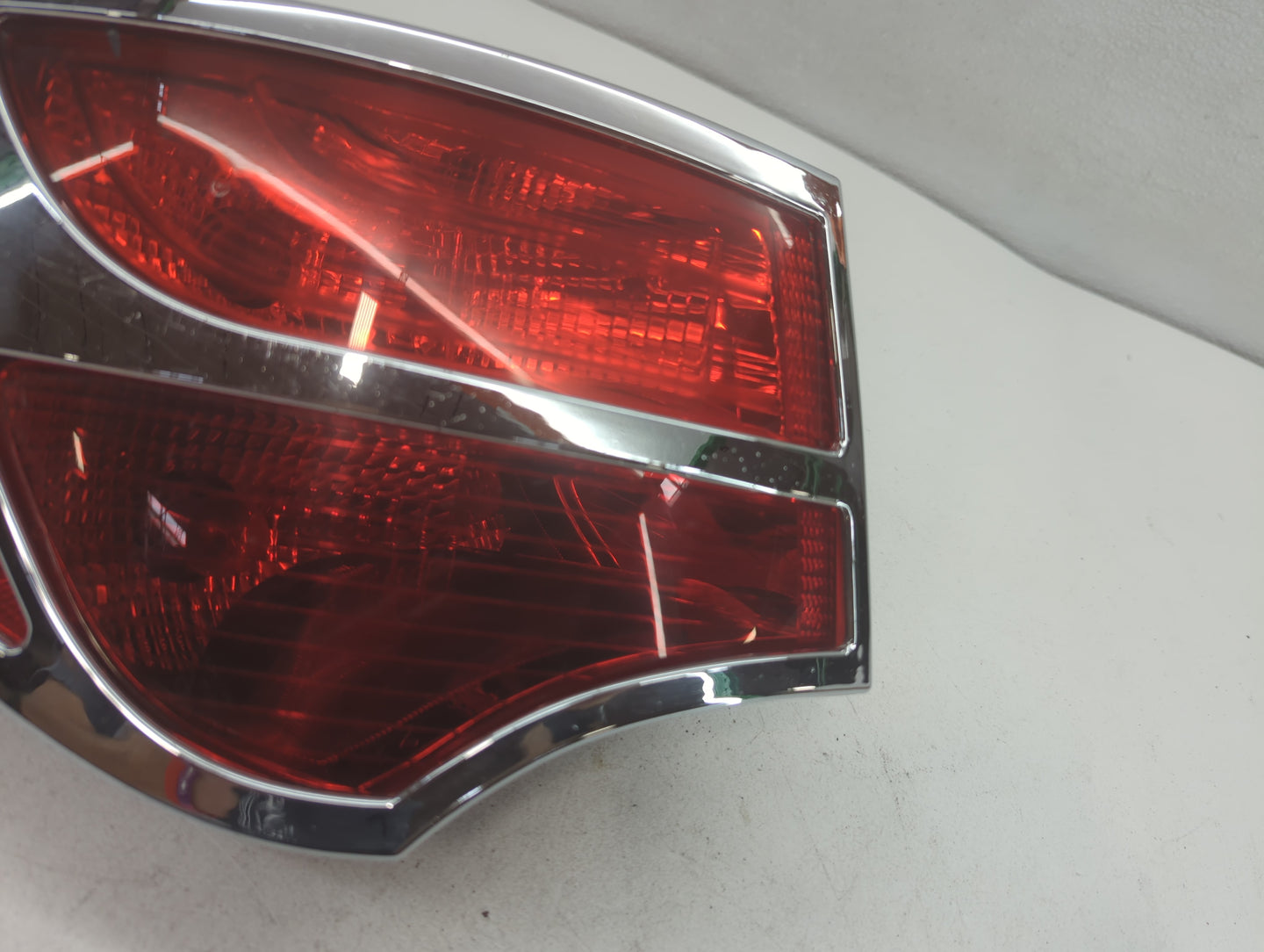 2013-2016 Hyundai Santa Fe Tail Light Assembly Driver Left OEM P/N:92401-4Z0 Fits Fits 2013 2014 2015 2016 OEM Used Auto Parts - Oemusedautoparts1.com