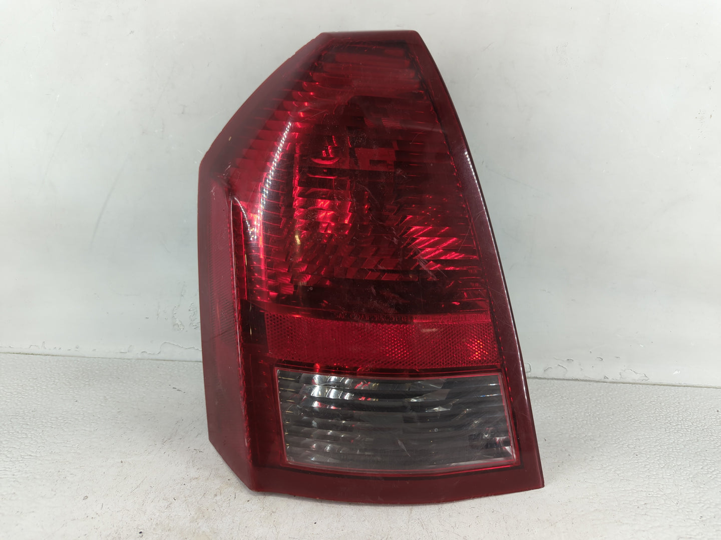 2005-2007 Chrysler 300 Tail Light Assembly Driver Left OEM P/N:58622-E Fits Fits 2005 2006 2007 OEM Used Auto Parts - Oemusedautoparts1.com