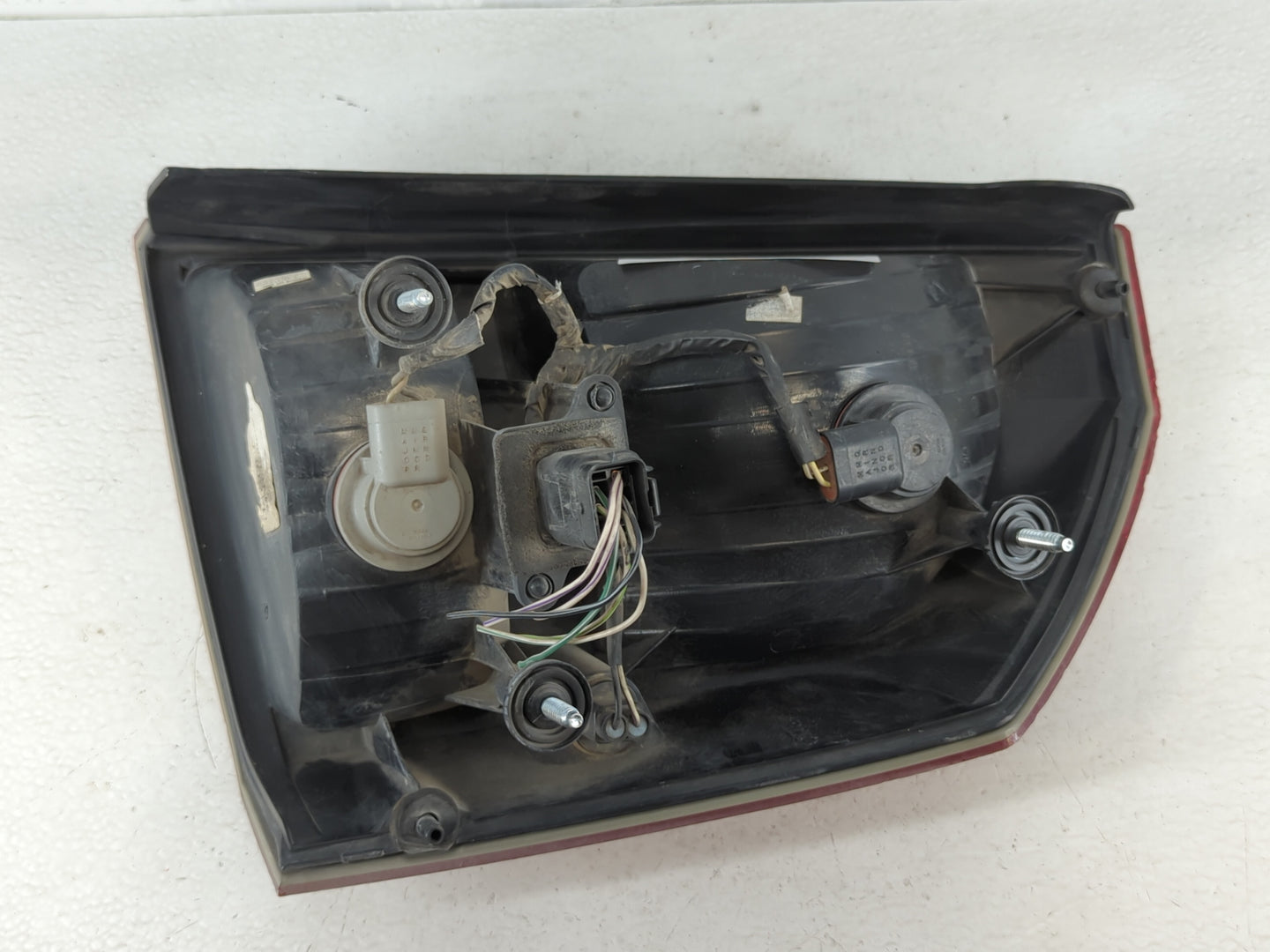 2005-2007 Chrysler 300 Tail Light Assembly Driver Left OEM P/N:58622-E Fits Fits 2005 2006 2007 OEM Used Auto Parts - Oemusedautoparts1.com