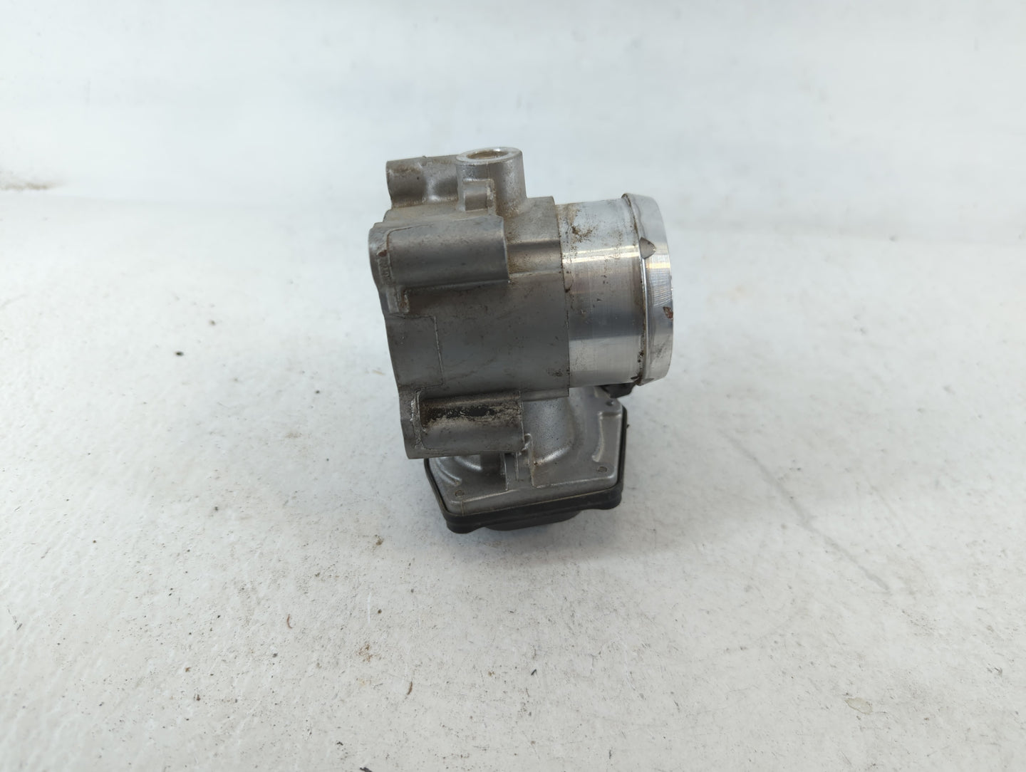 2017-2019 Ford Escape Throttle Body P/N:DS7G-9F991-CA Fits Fits 2014 2015 2016 2017 2018 2019 2020 OEM Used Auto Parts - Oemusedautoparts1.com