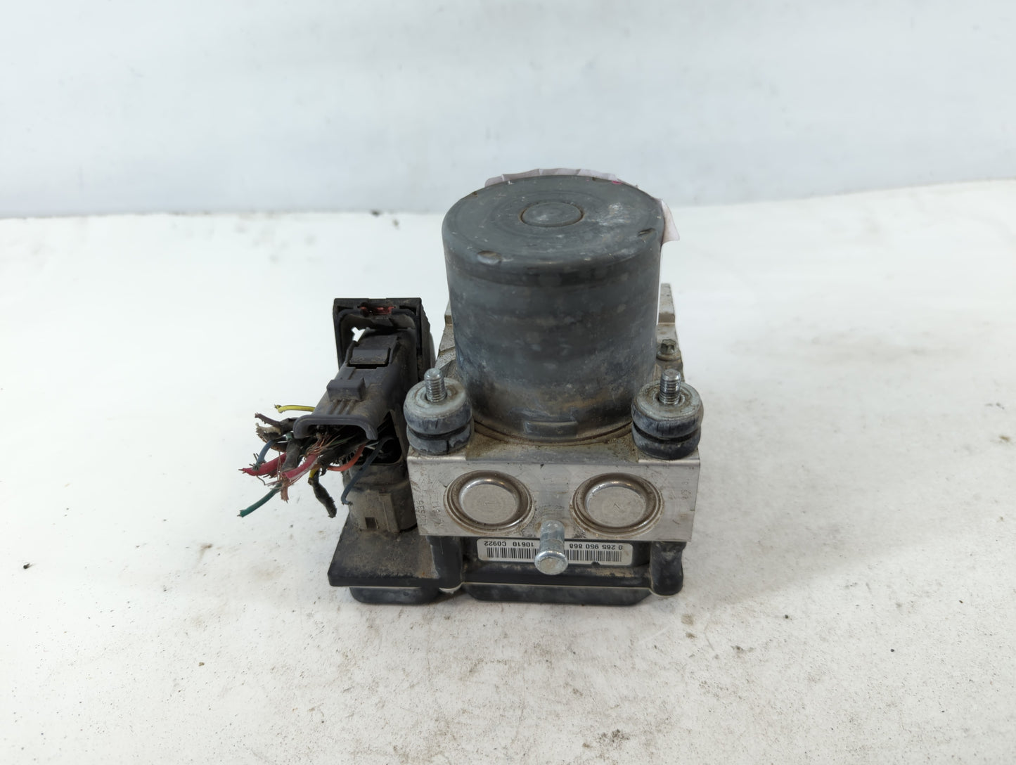 2009-2011 Buick Enclave ABS Pump Control Module Replacement P/N:0 265 230 111 AA 25840315 Fits Fits 2008 2009 2010 2011 OEM Used Auto Parts - Oemusedautoparts1.com