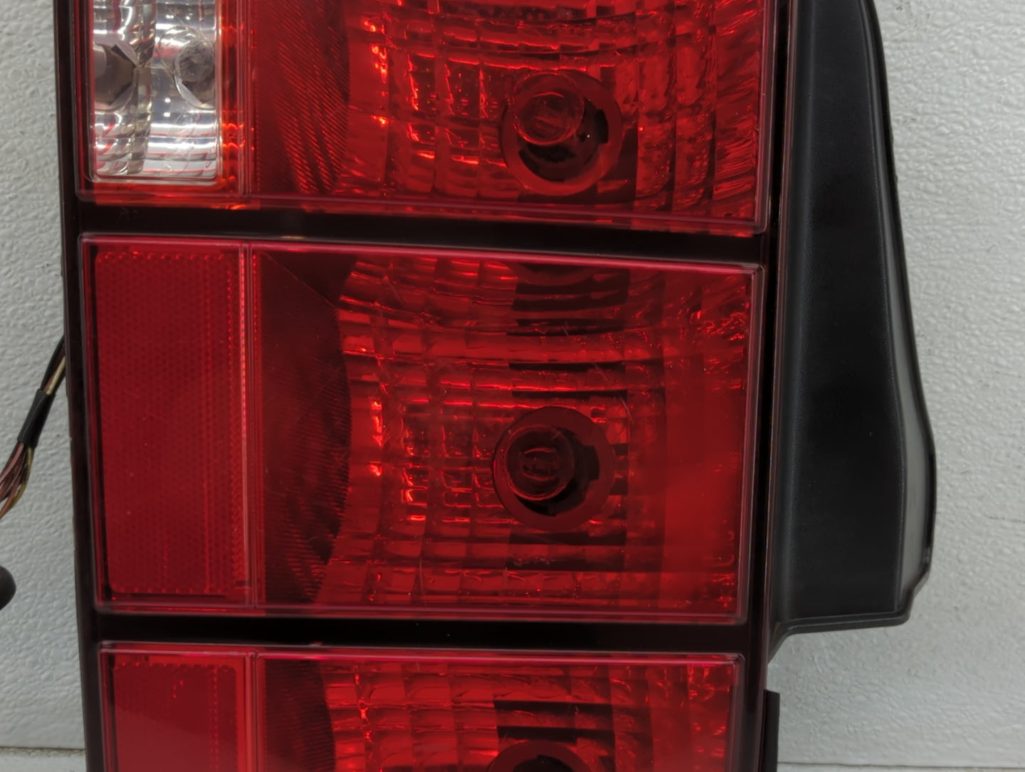 2005-2009 Ford Mustang Tail Light Assembly Passenger Right OEM P/N:6R33-13B504-AH Fits Fits 2005 2006 2007 2008 2009 OEM Used Auto Parts - Oemusedautoparts1.com