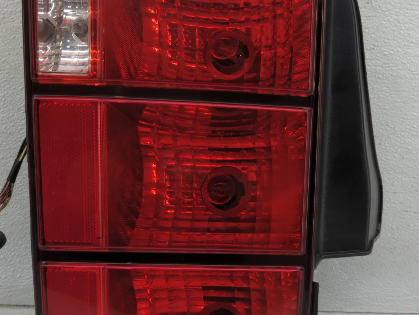 2005-2009 Ford Mustang Tail Light Assembly Passenger Right OEM P/N:6R33-13B504-AH Fits Fits 2005 2006 2007 2008 2009 OEM Used Auto Parts - Oemusedautoparts1.com