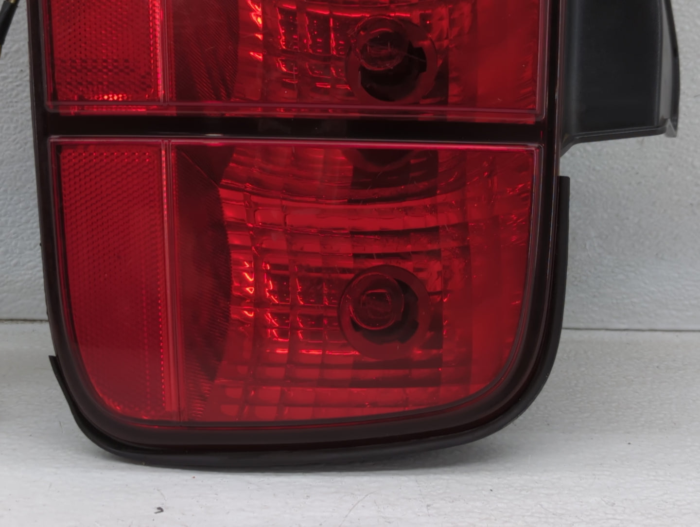 2005-2009 Ford Mustang Tail Light Assembly Passenger Right OEM P/N:6R33-13B504-AH Fits Fits 2005 2006 2007 2008 2009 OEM Used Auto Parts - Oemusedautoparts1.com
