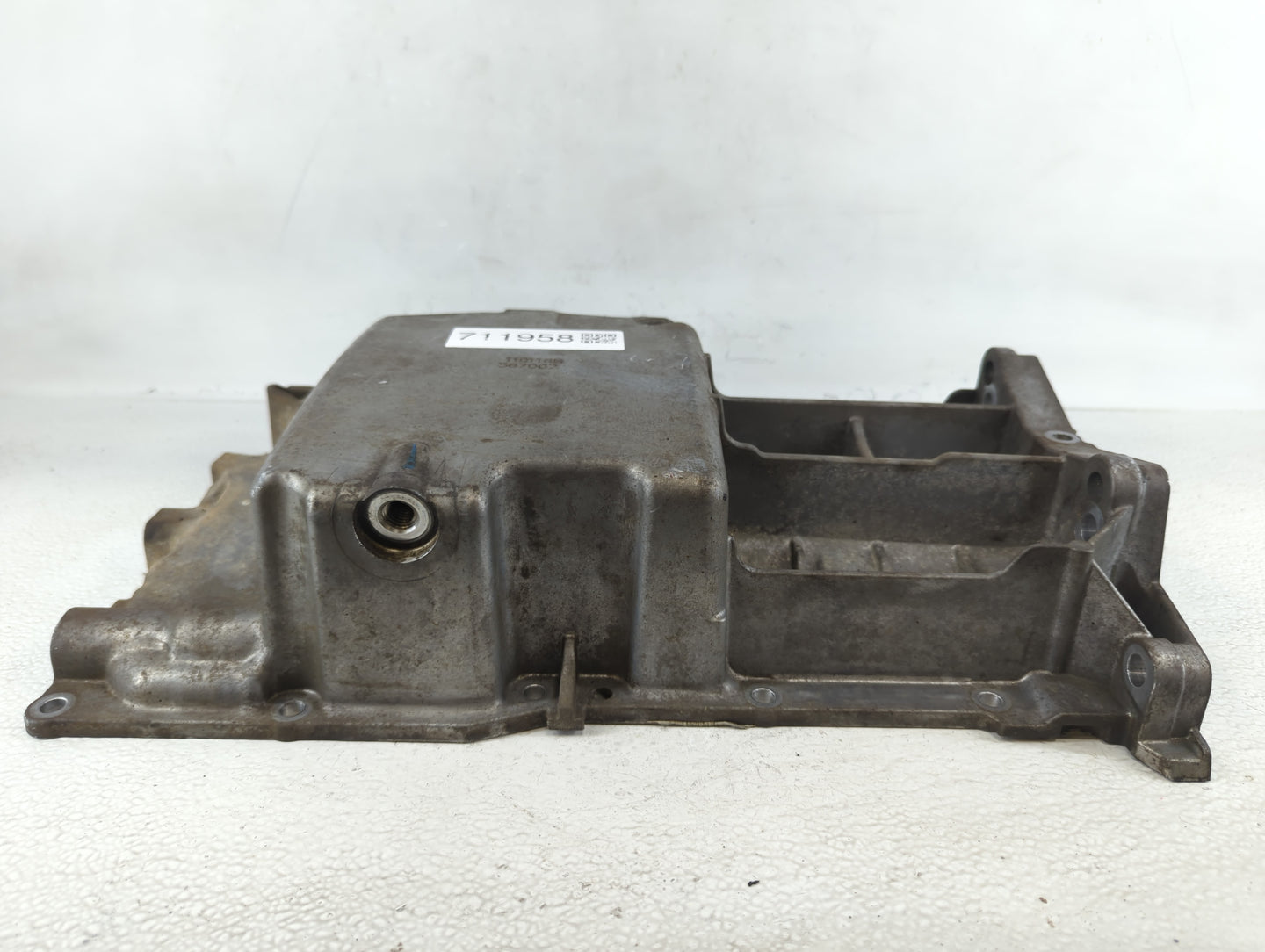 2011 Chevrolet Malibu Passenger Right Cylinder Head Valve Cover P/N:567067 110116B Fits OEM Used Auto Parts - Oemusedautoparts1.com