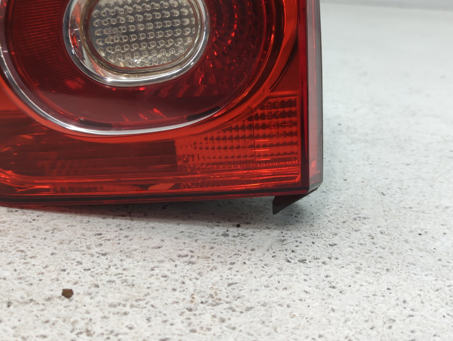 2009-2011 Volkswagen Tiguan Tail Light Assembly Passenger Right OEM P/N:5N0 945 094 B 009 692-02 Fits Fits 2009 2010 2011 OEM Used Auto Parts - Oemusedautoparts1.com