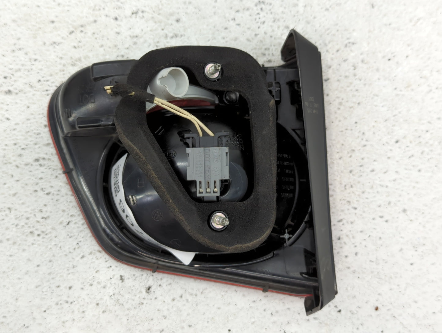 2009-2011 Volkswagen Tiguan Tail Light Assembly Passenger Right OEM P/N:5N0 945 094 B 009 692-02 Fits Fits 2009 2010 2011 OEM Used Auto Parts - Oemusedautoparts1.com