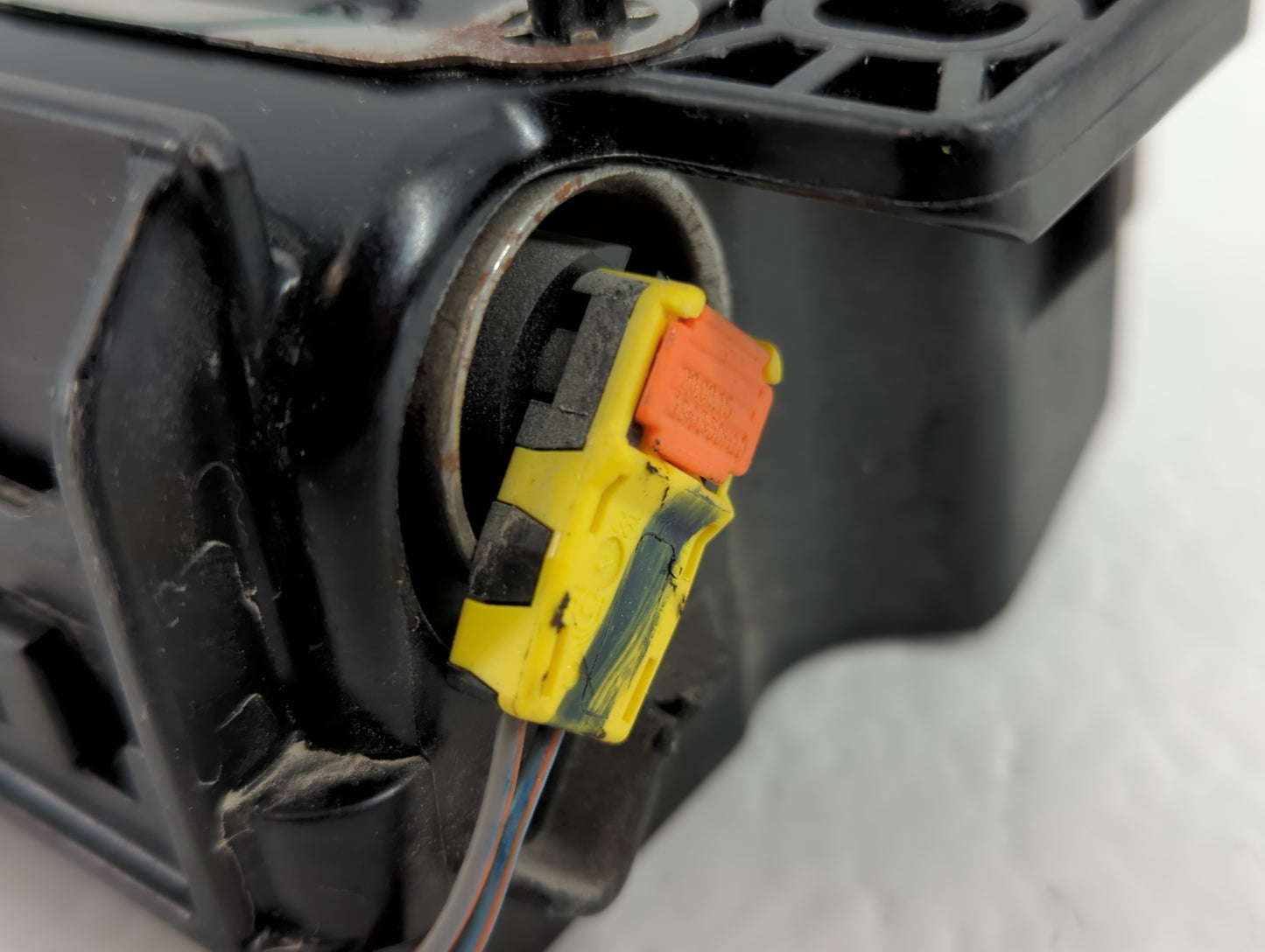 2013-2017 Chevrolet Trax Air Bag Passenger Right Knee OEM P/N:95259946 Fits Fits 2013 2014 2015 2016 2017 OEM Used Auto Parts - Oemusedautoparts1.com