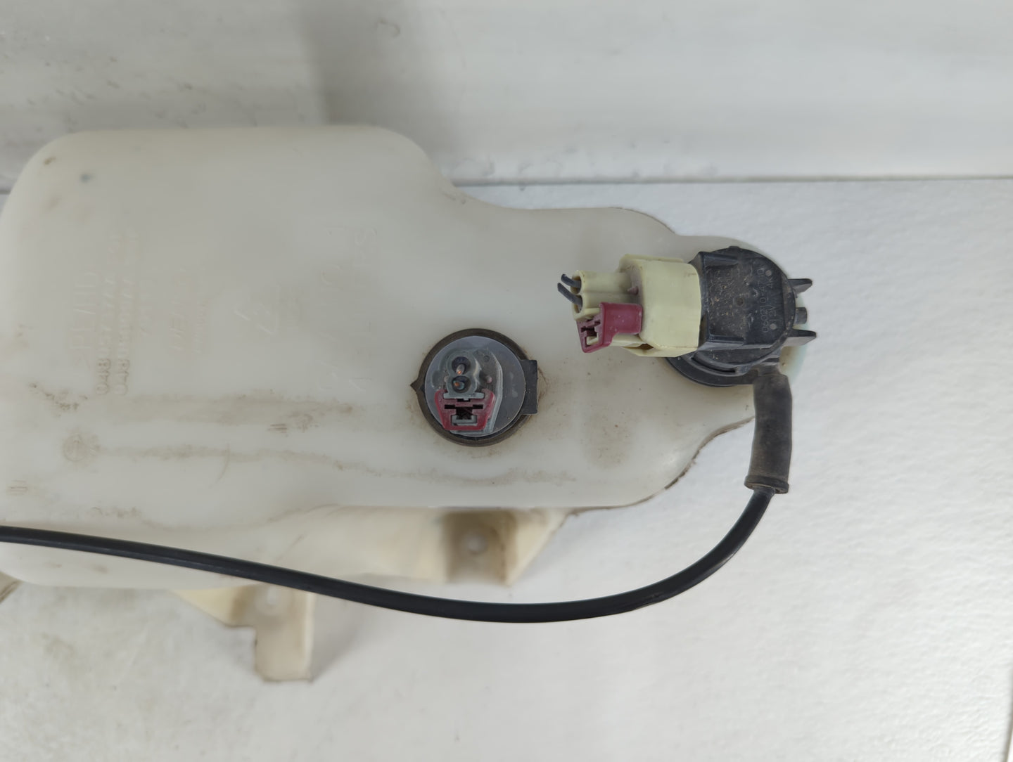 2008-2010 Dodge Challenger Windshield Washer Fluid Reservoir Bottle Oem - Oemusedautoparts1.com