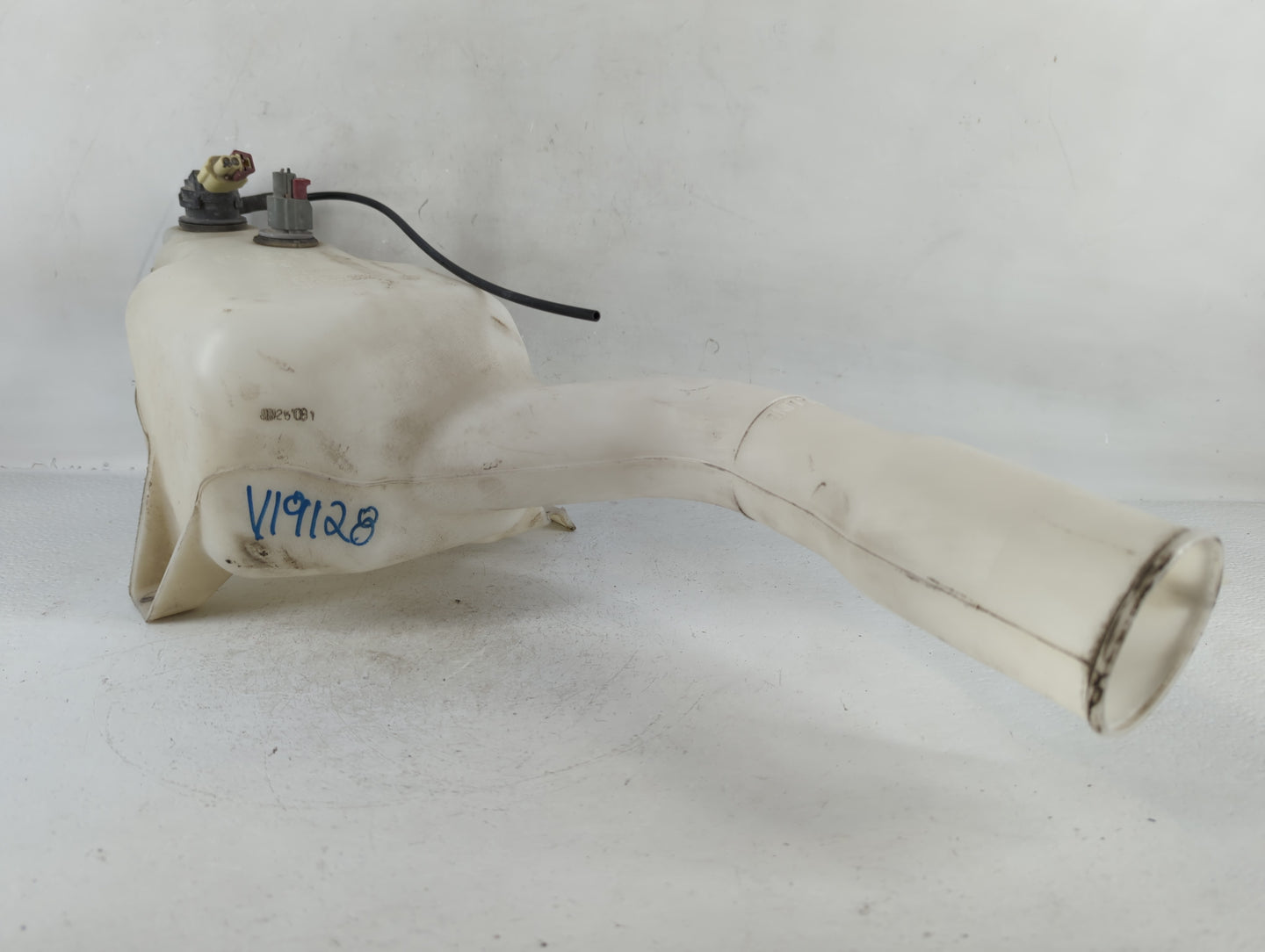 2008-2010 Dodge Challenger Windshield Washer Fluid Reservoir Bottle Oem - Oemusedautoparts1.com