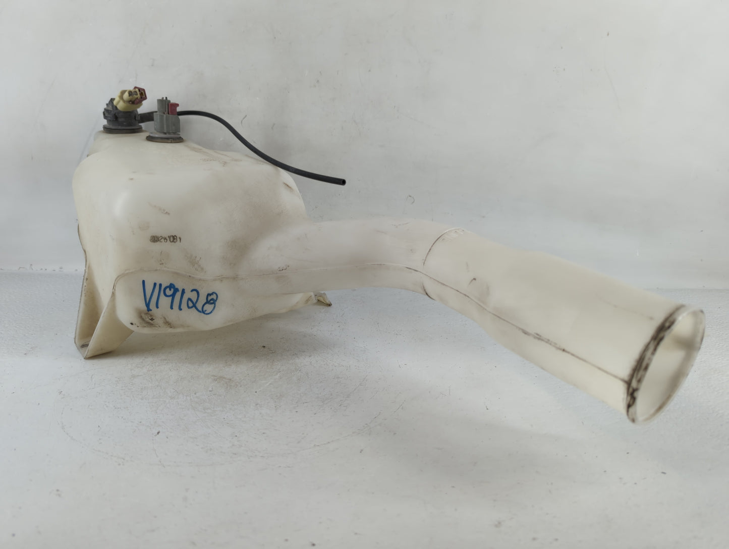 2008-2010 Dodge Challenger Windshield Washer Fluid Reservoir Bottle Oem - Oemusedautoparts1.com