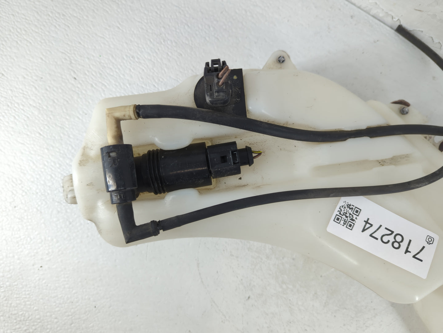 2016 Dodge Journey Windshield Washer Fluid Reservoir Bottle Oem - Oemusedautoparts1.com