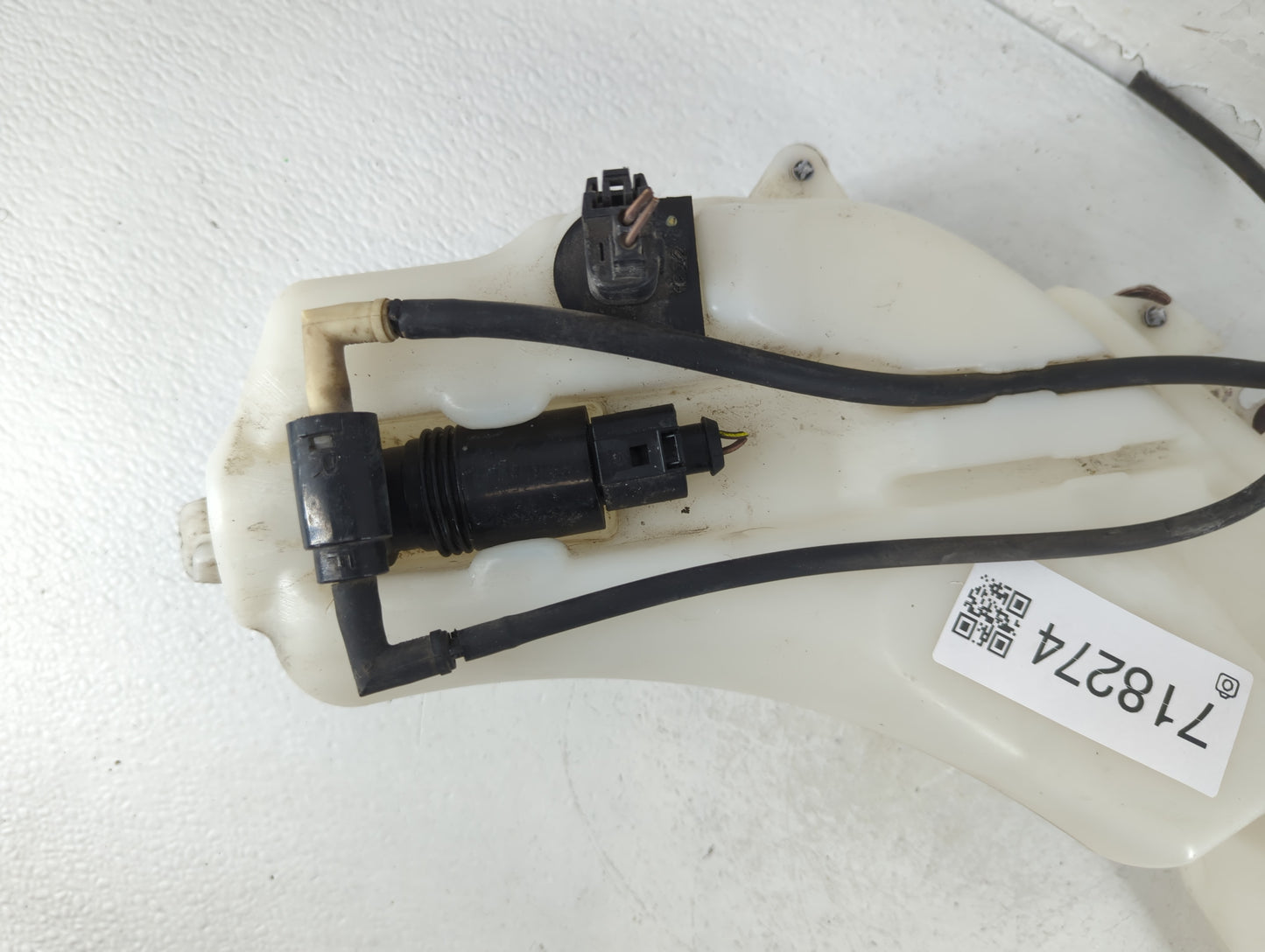 2016 Dodge Journey Windshield Washer Fluid Reservoir Bottle Oem - Oemusedautoparts1.com