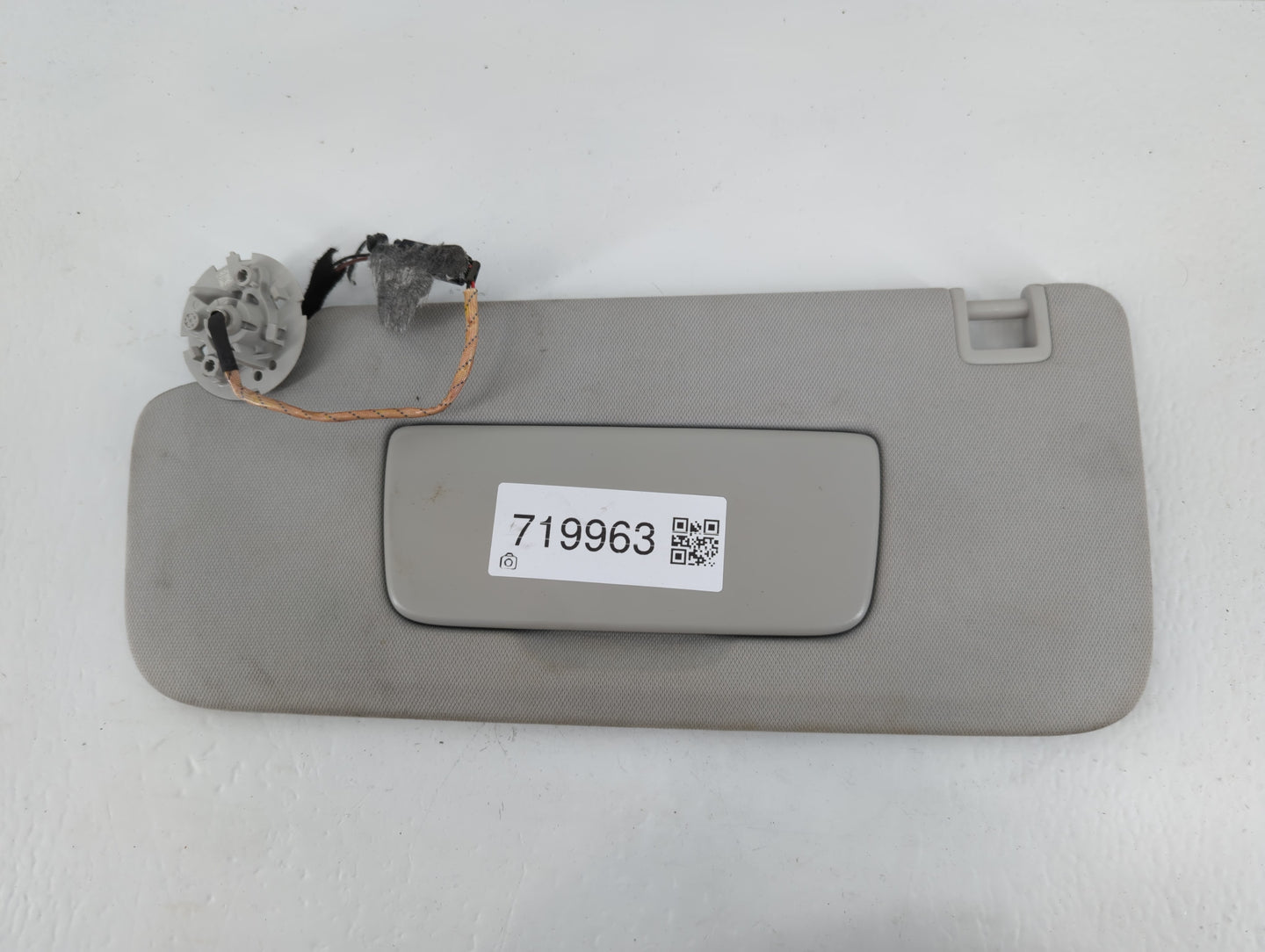 2018-2022 Chevrolet Traverse Sun Visor Shade Replacement Passenger Right Mirror Fits Fits 2018 2019 2020 2021 2022 OEM Used Auto Parts - Oemusedautoparts1.com