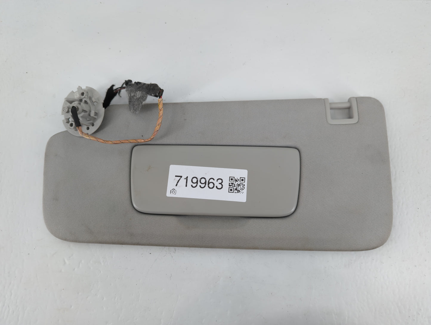 2018-2022 Chevrolet Traverse Sun Visor Shade Replacement Passenger Right Mirror Fits Fits 2018 2019 2020 2021 2022 OEM Used Auto Parts - Oemusedautoparts1.com