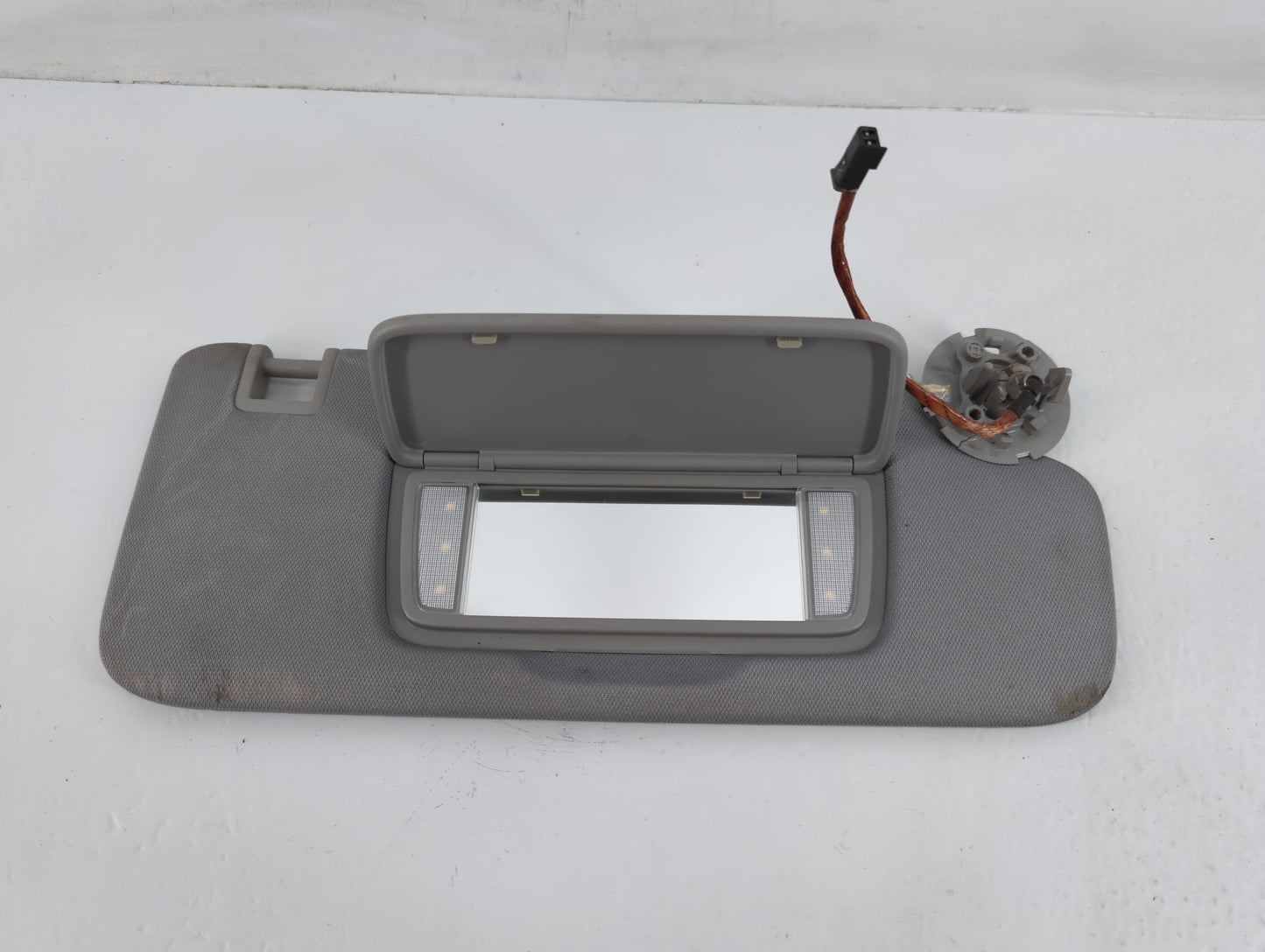 2018-2019 Chevrolet Equinox Sun Visor Shade Replacement Driver Left Mirror Fits Fits 2018 2019 OEM Used Auto Parts - Oemusedautoparts1.com