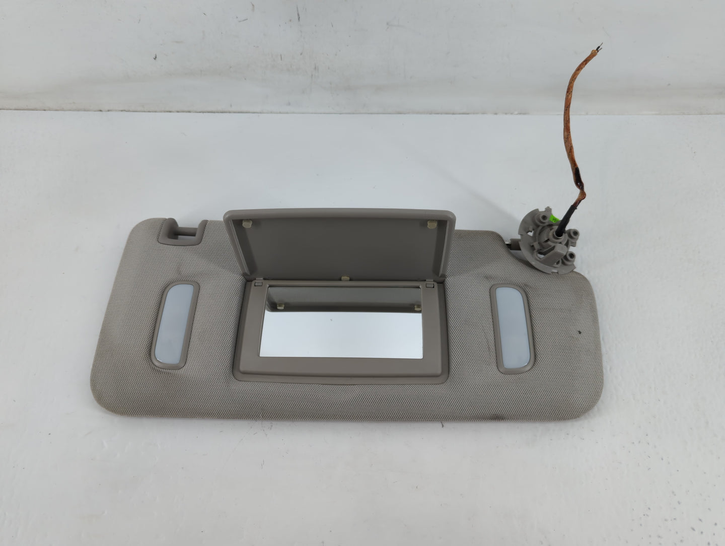 2010-2017 Chevrolet Equinox Sun Visor Shade Replacement Passenger Right Mirror Fits Fits 2010 2011 2012 2013 2014 2015 2016 2017 OEM Used Auto Parts - Oemusedautoparts1.com