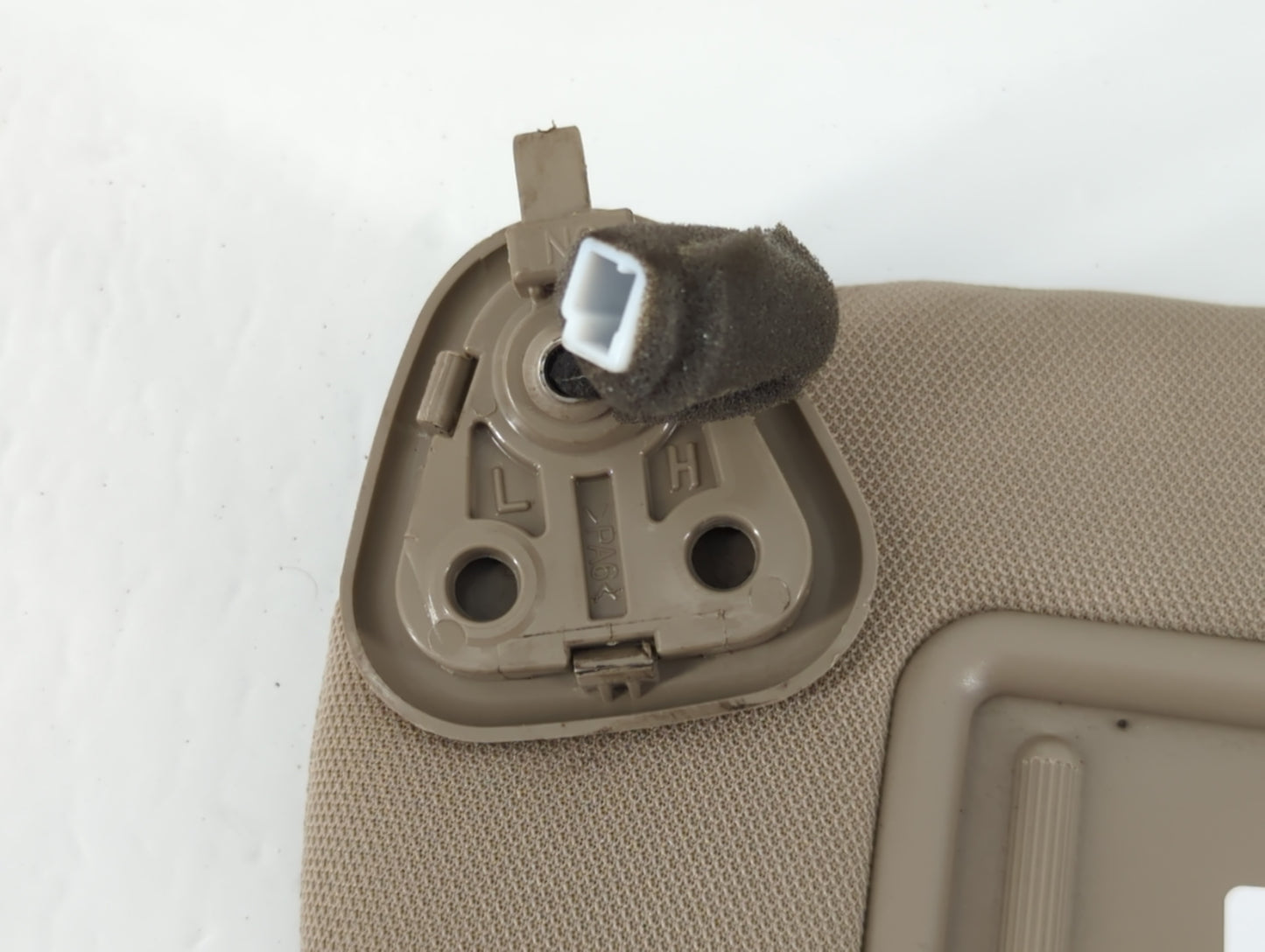 2013-2019 Hyundai Santa Fe Sun Visor Shade Replacement Driver Left Mirror Fits Fits 2013 2014 2015 2016 2017 2018 2019 OEM Used Auto Parts - Oemusedautoparts1.com