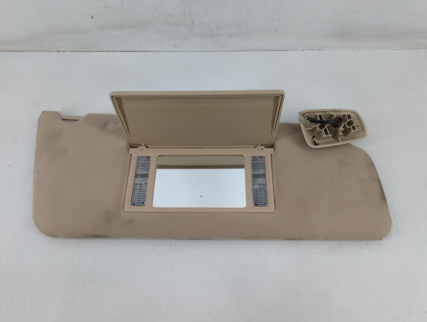 2004-2008 Ford F-150 Sun Visor Shade Replacement Passenger Right Mirror Fits Fits 2004 2005 2006 2007 2008 OEM Used Auto Parts - Oemusedautoparts1.com