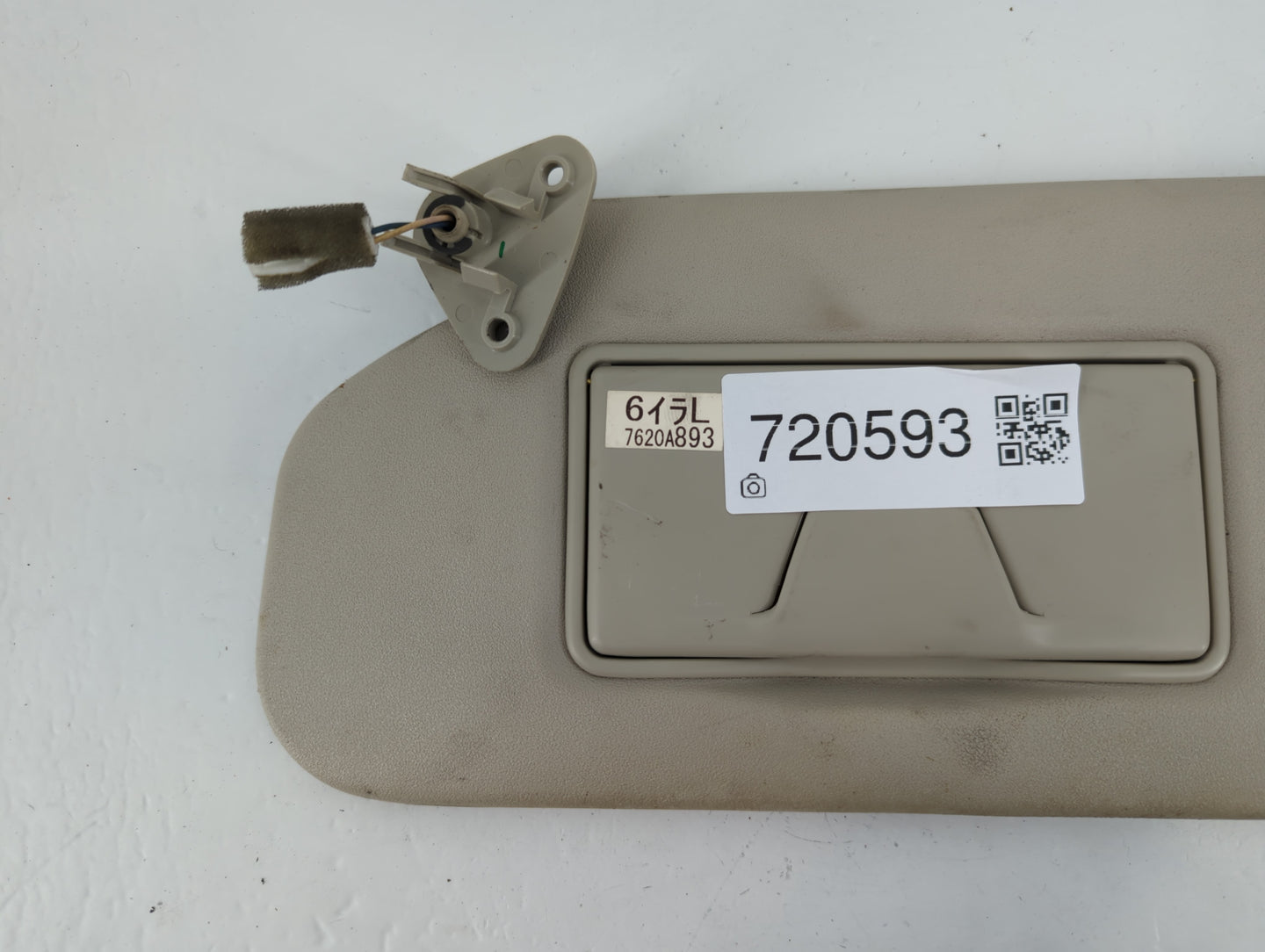 2014-2015 Mitsubishi Outlander Sun Visor Shade Replacement Driver Left Mirror Fits Fits 2014 2015 OEM Used Auto Parts - Oemusedautoparts1.com