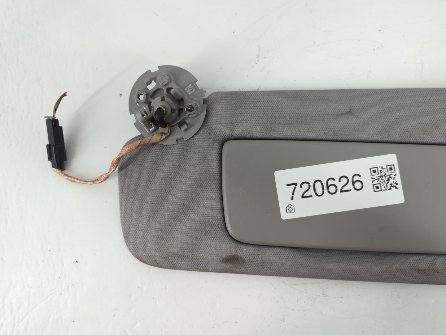 2018-2019 Chevrolet Equinox Sun Visor Shade Replacement Driver Left Mirror Fits Fits 2018 2019 OEM Used Auto Parts - Oemusedautoparts1.com