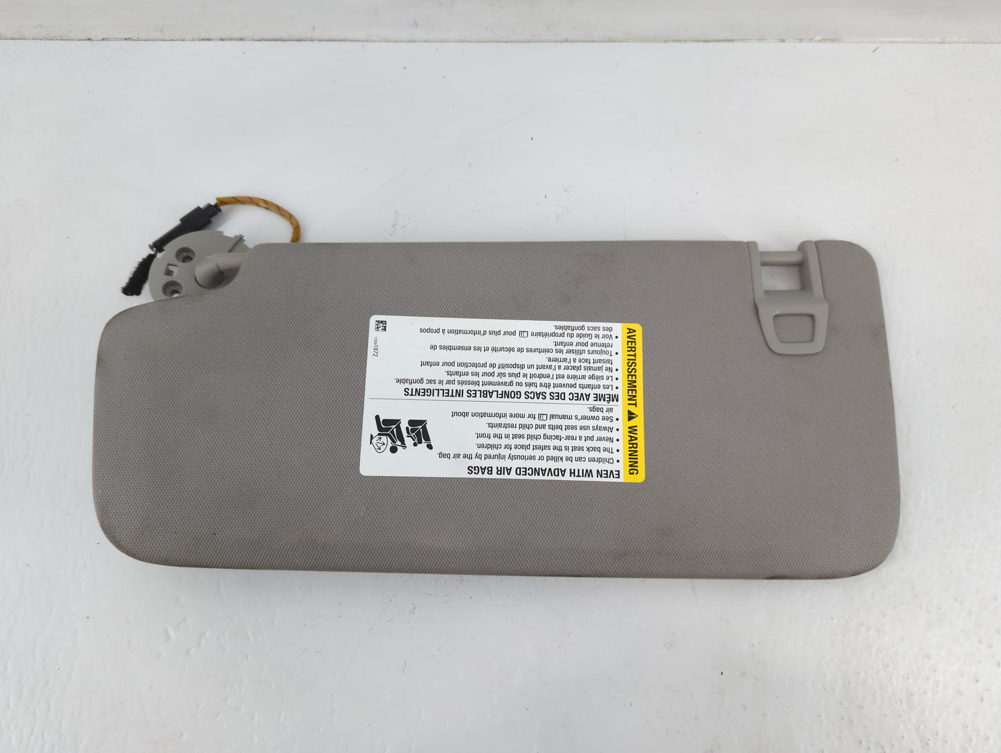 2018-2020 Buick Enclave Sun Visor Shade Replacement Passenger Right Mirror Fits Fits 2018 2019 2020 OEM Used Auto Parts - Oemusedautoparts1.com