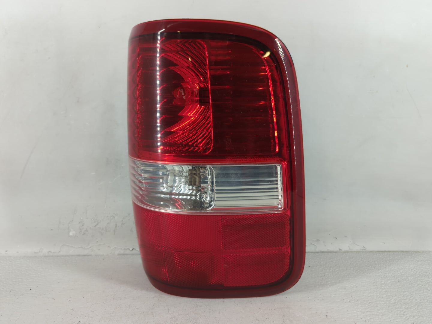 2004-2008 Ford F-150 Tail Light Assembly Passenger Right OEM P/N:6L34-13B504-B 6L34-13B504-A Fits Fits 2004 2005 2006 2007 2008 OEM Used Auto Parts - Oemusedautoparts1.com
