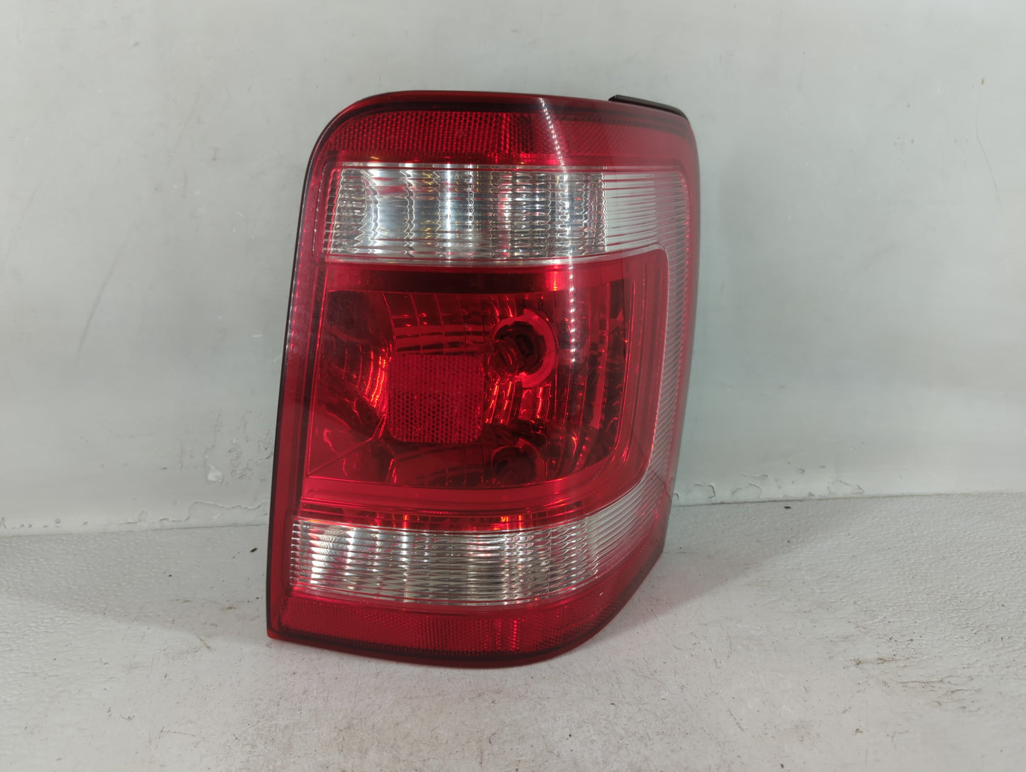 2008-2012 Ford Escape Tail Light Assembly Passenger Right OEM P/N:44ZH-1922 B Fits Fits 2008 2009 2010 2011 2012 OEM Used Auto Parts - Oemusedautoparts1.com