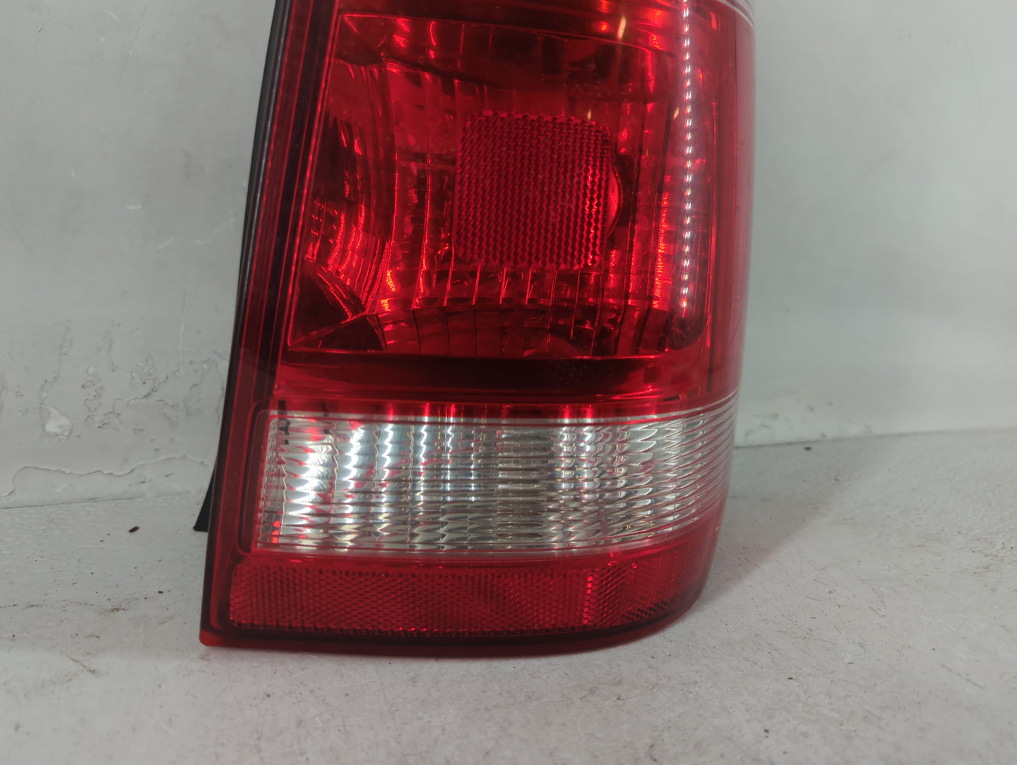 2008-2012 Ford Escape Tail Light Assembly Passenger Right OEM P/N:44ZH-1922 B Fits Fits 2008 2009 2010 2011 2012 OEM Used Auto Parts - Oemusedautoparts1.com