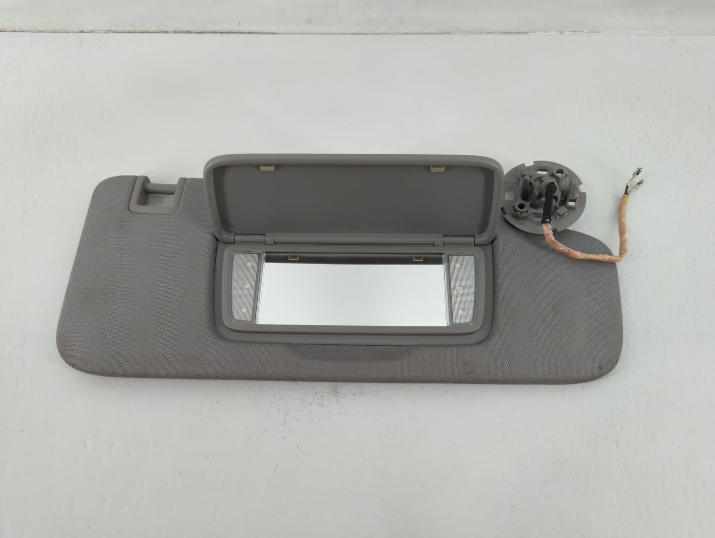 2018-2019 Chevrolet Equinox Sun Visor Shade Replacement Passenger Right Mirror Fits Fits 2018 2019 OEM Used Auto Parts - Oemusedautoparts1.com