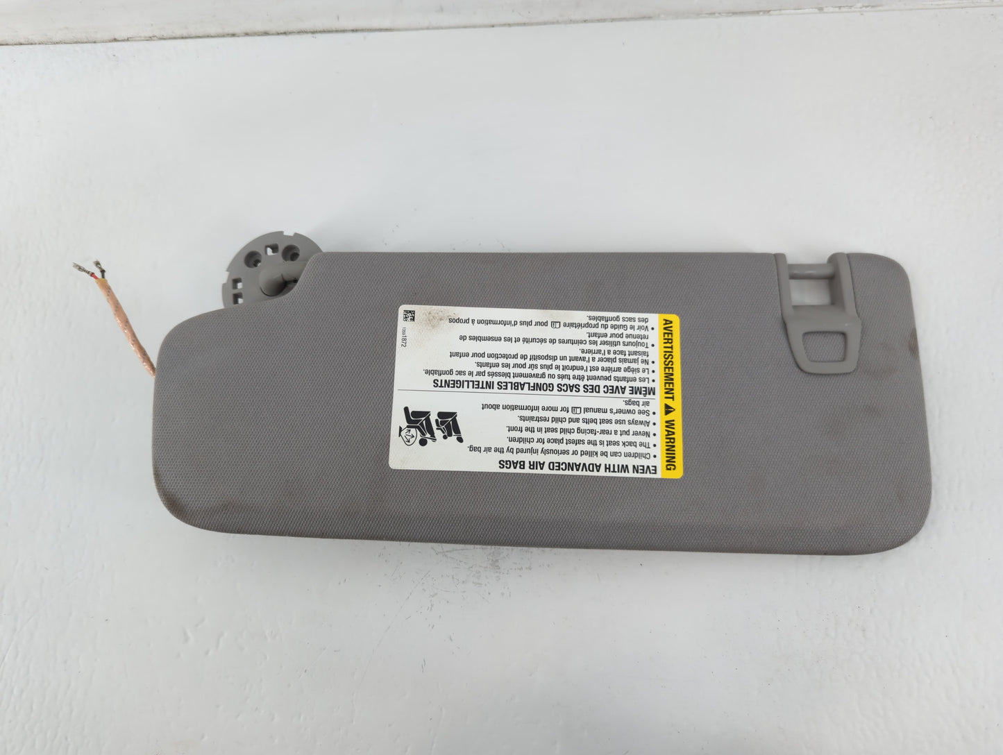 2018-2019 Chevrolet Equinox Sun Visor Shade Replacement Passenger Right Mirror Fits Fits 2018 2019 OEM Used Auto Parts - Oemusedautoparts1.com