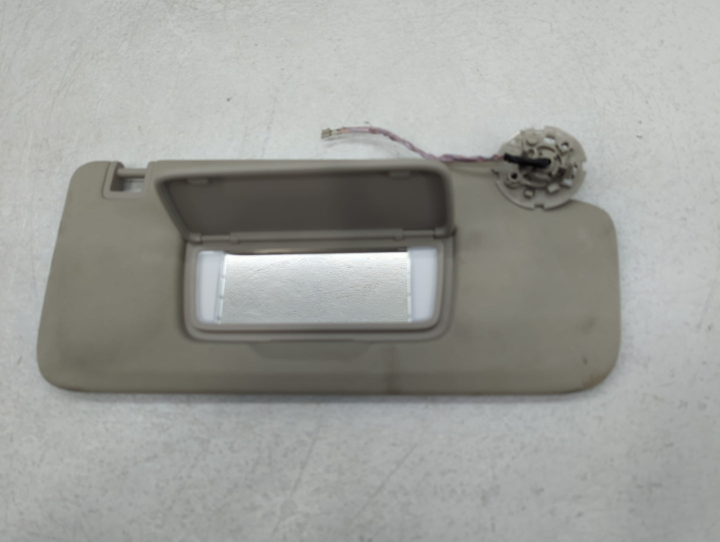2020-2021 Buick Encore Sun Visor Shade Replacement Passenger Right Mirror Fits Fits 2020 2021 OEM Used Auto Parts - Oemusedautoparts1.com
